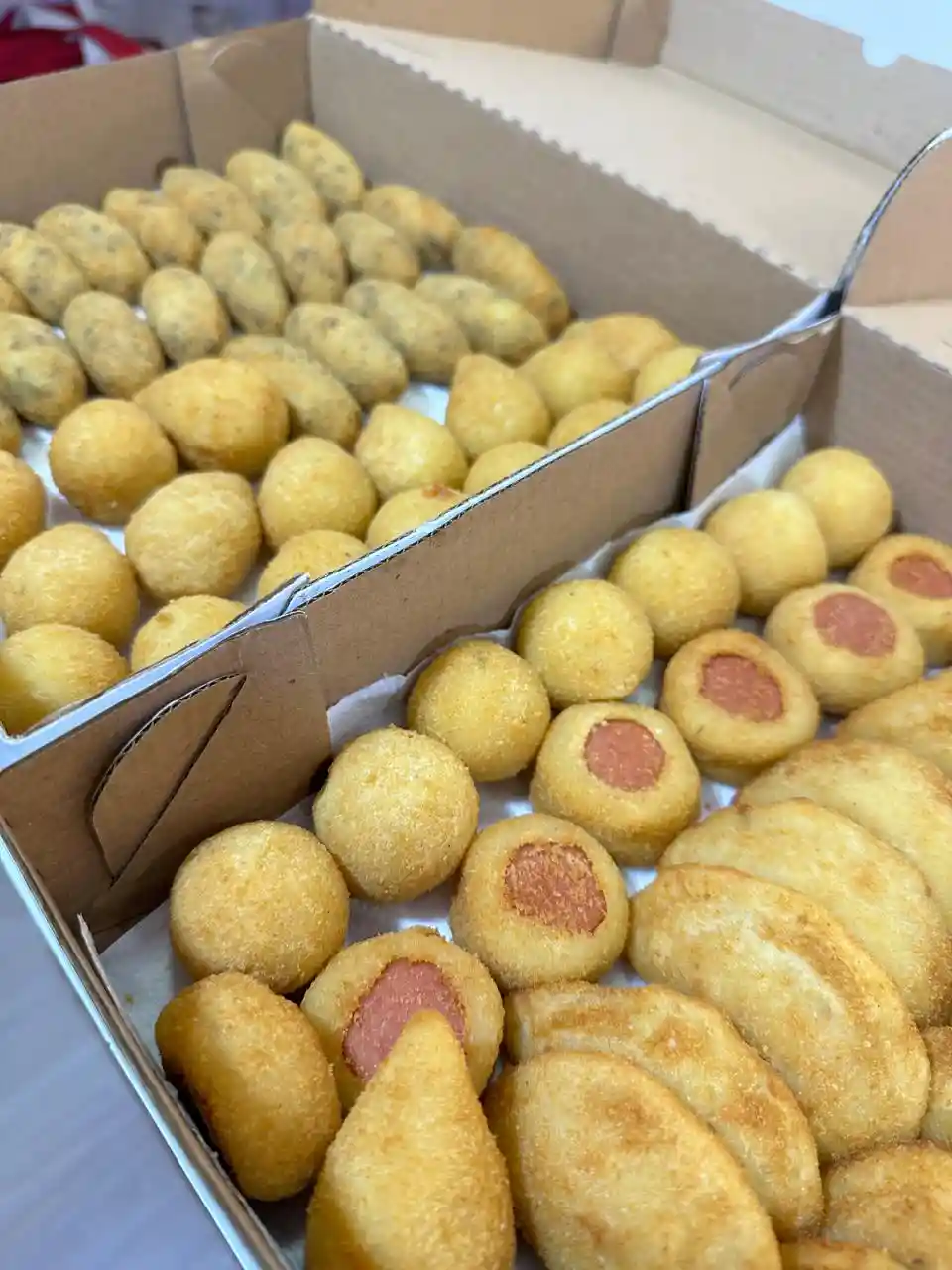 Bandeja de salgados fritos sortidos